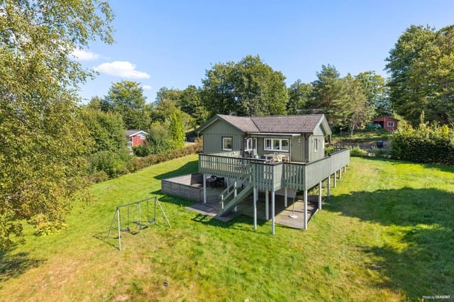 Exterior view of the villa and garden