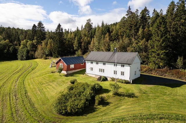 Welcome to Storhaugveien 12 - a beautiful detached house with a large plot!