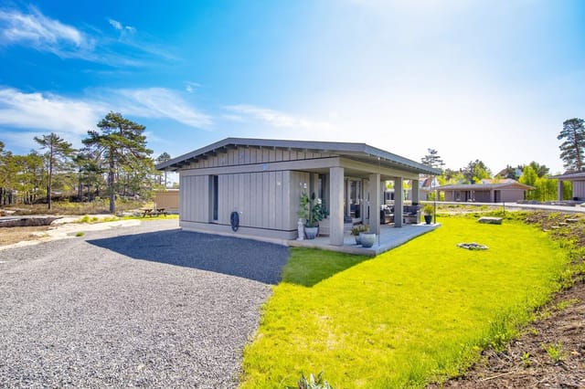 Welcome to Kammen 14 - a new, space-efficient cabin at Kragerø resort with good sun conditions and nice outdoor areas.