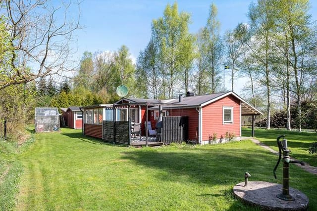 Front view of the holiday home and garden