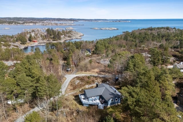 Welcome to Justøygavlen 6. Well-maintained cabin with private boat berth in one of Lillesand's finest cabin areas.