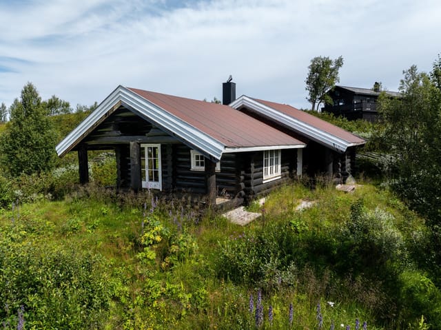 The property is beautifully located at approximately 1015 meters above sea level. It is a short distance to the bare mountain with groomed ski trails in the vicinity, connected to a large trail network, as well as marked hiking trails in the summer.