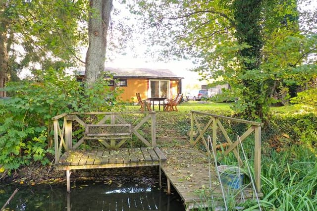 Exterior view of the holiday home and garden