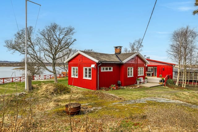 Welcome to Fristad 18, a well-maintained cabin, terrace, and fantastic location facing Viksfjorden to the west.