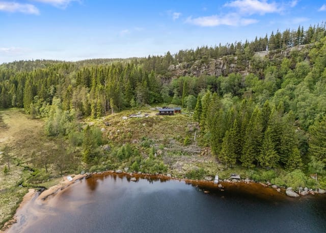 The property has waterfront to both Undebergsvatn and Støvlevatn with fishing rights at both locations.