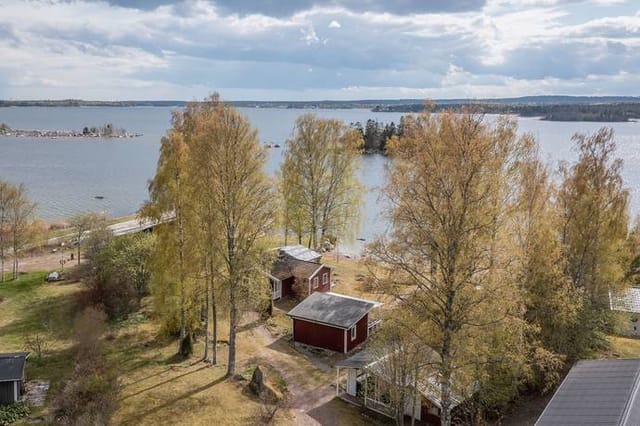 Front view of the holiday home with sea in the background