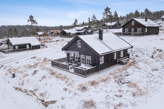 The cabin is beautifully situated with great views in a pleasant cabin area at Lygna.