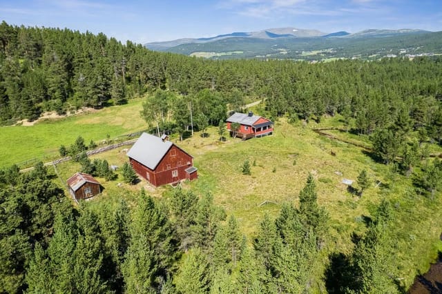 Unique recreational property with main house, barn, and outbuilding - surrounded by scenic surroundings and close to Rondane.