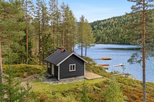 Welcome to Avalsjøvegen 201 - a secluded cabin gem by Lake Avalsjøen, near Skjerva!
