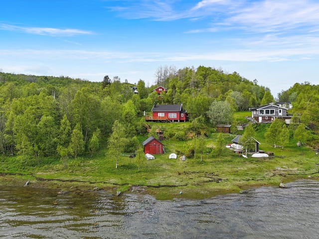Charming leisure property with a beautiful location by the water's edge