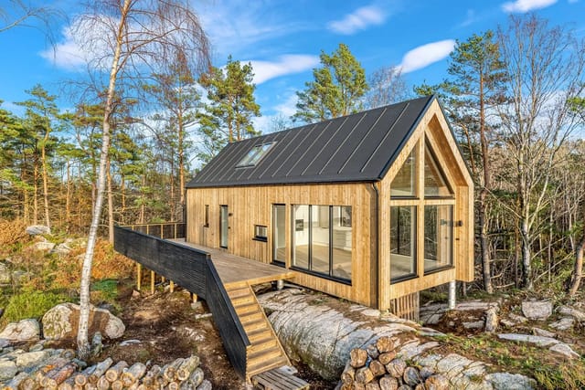 Welcome to Herøya 304! New cabin, architect-designed with a modern expression. Royal impregnated cladding and aluminum-clad windows require minimal maintenance.