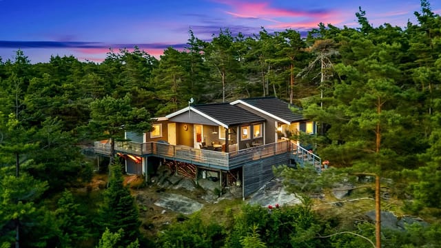 Welcome to a secluded holiday home with a seaside location at Sandvikaveien 8, presented by Nvar G. Helan at DNB Eiendom.