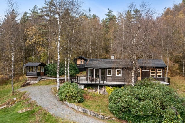 Idyllically located cabin complex with good sun conditions and beautiful natural experiences outside the door.