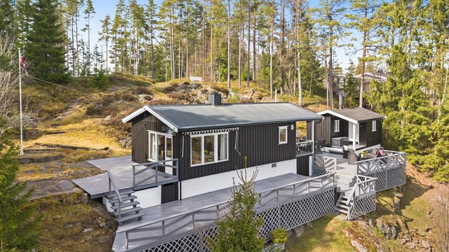 Cozy cabin with spacious terrace and scenic surroundings.