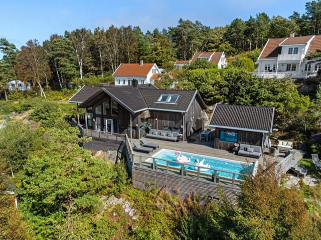 Welcome to beautiful Herøya 265! The property is situated high in the terrain with stunning views.