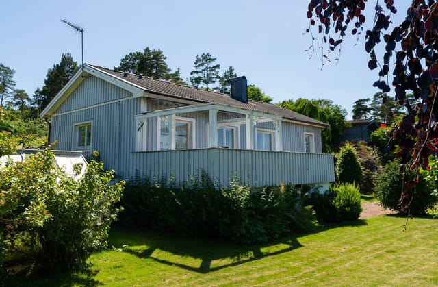 Kolvik 757 - Exterior view with sea in the background