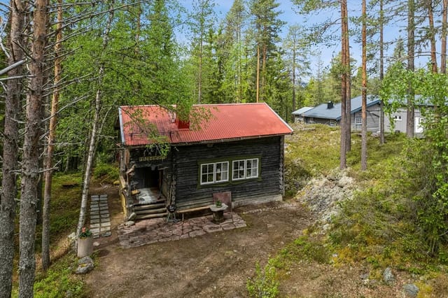 Charming holiday cabin in log construction from the 18th century, idyllically situated in scenic surroundings.