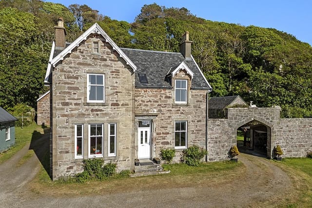 Front view of Crubasdale Lodge
