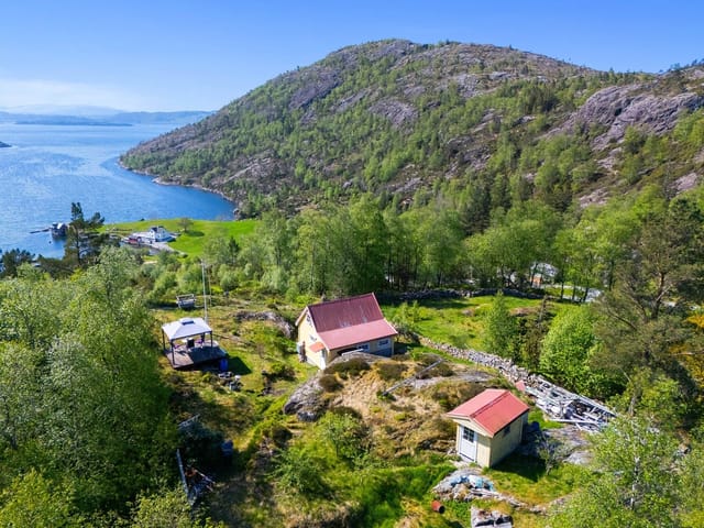 Welcome to Austfjordvegen 1100! Presented by Eiendomsmegler Norge v/Harald Høyland Løndal.
