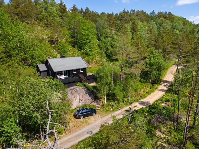 PrivatMegleren v/Eiendomsmegler MNEF Bjørn Tore Vigdel presents Øysteinslandsveien 261 for sale