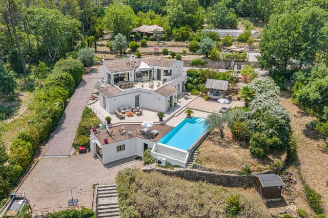 Front view of the villa and garden