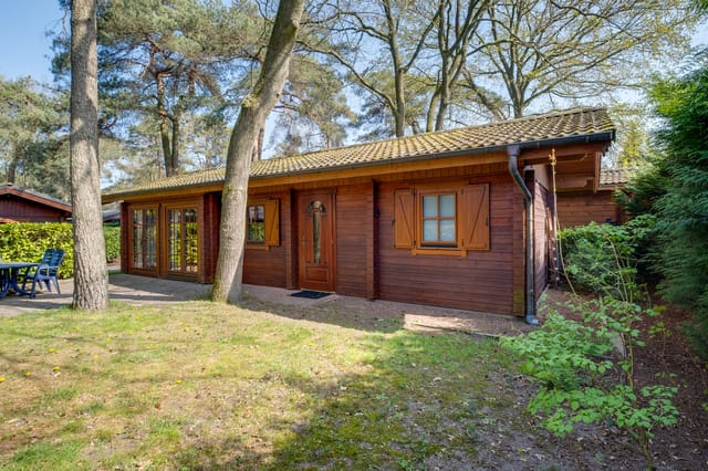 Front view of the chalet and garden