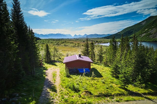 The property is located by Grytingsvatnet in an area regulated for cabin purposes "Gryttingdalen Cabin Area", with free and good views of the sea, water, and mountains.