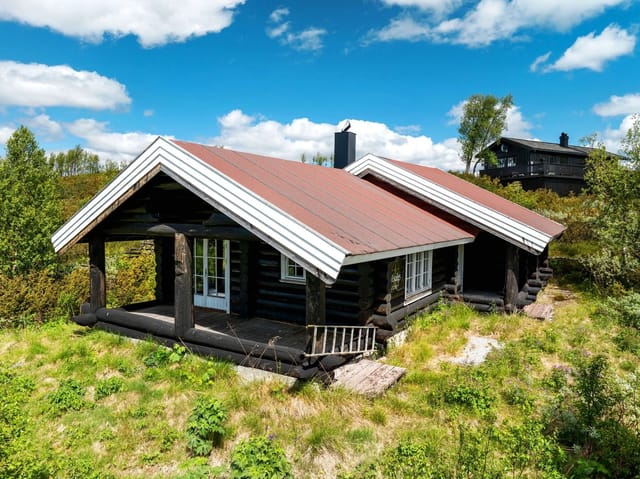 Front view of the log cabin at Hevjanåsvegen 236
