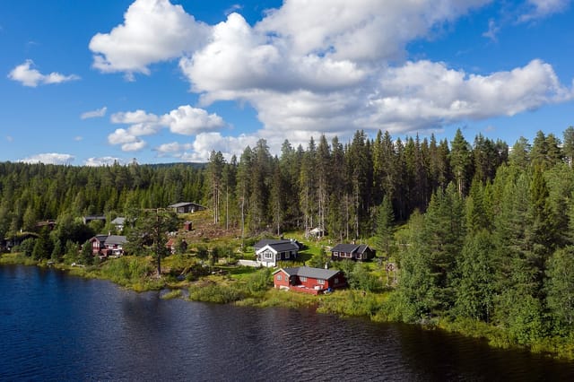 Welcome to Mesnasagvegen 403. Beautiful holiday property by the water with fantastic views.