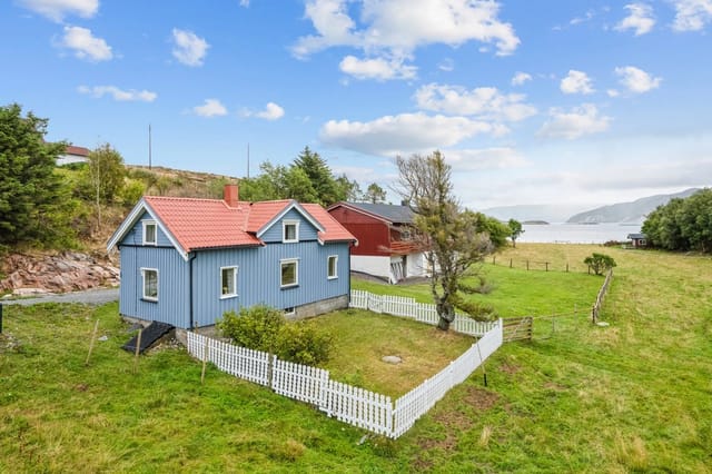 Welcome to Stadsvikveien 5 - a cozy holiday home with an idyllic location near the sea.