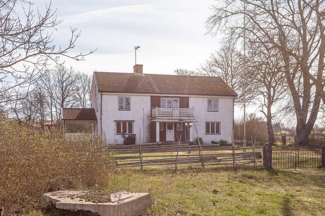 Front view of the country home and yard