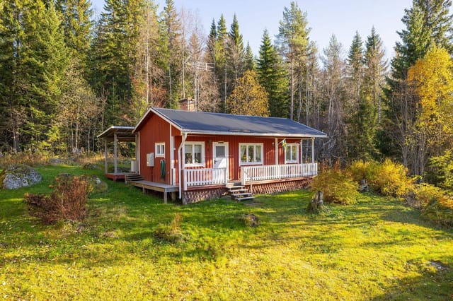 Front view of the holiday home and garden
