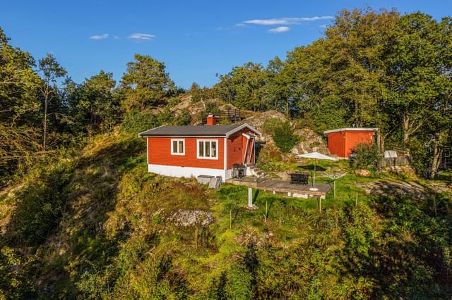 Welcome to a secluded and very nice cabin on one level - high and free in the terrain.