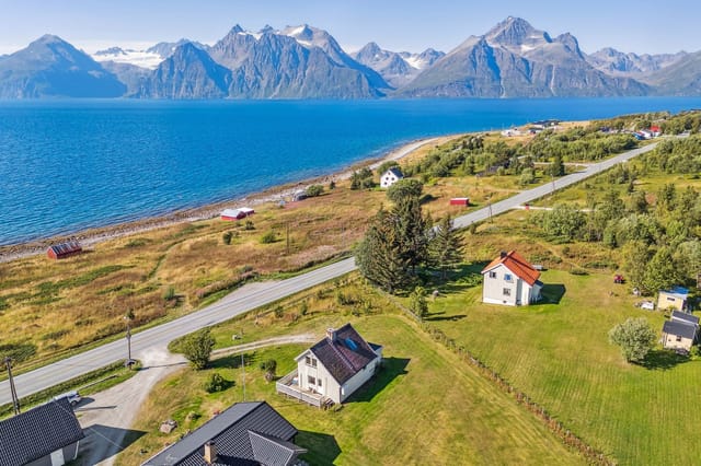 Welcome to beautiful Djupvik and this cozy detached house in Lyngenfjordveien 861