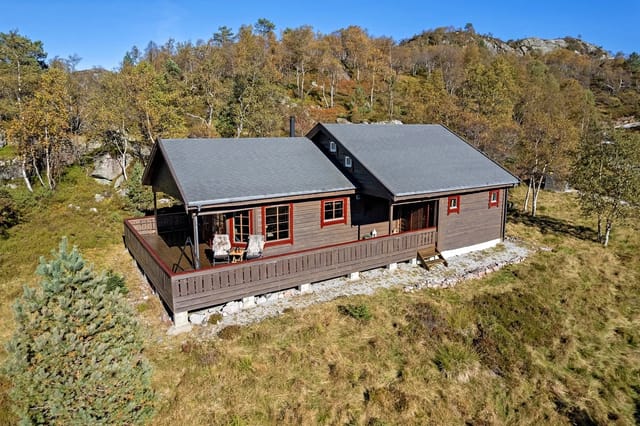 Welcome to Kjeknuden 61, a charming and well-maintained cabin in scenic surroundings.