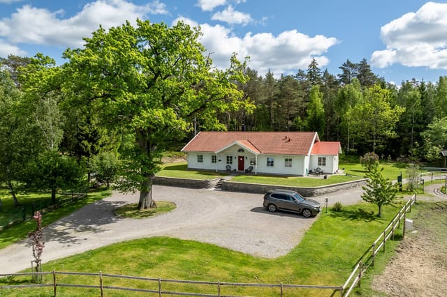 Front view of the main house and driveway
