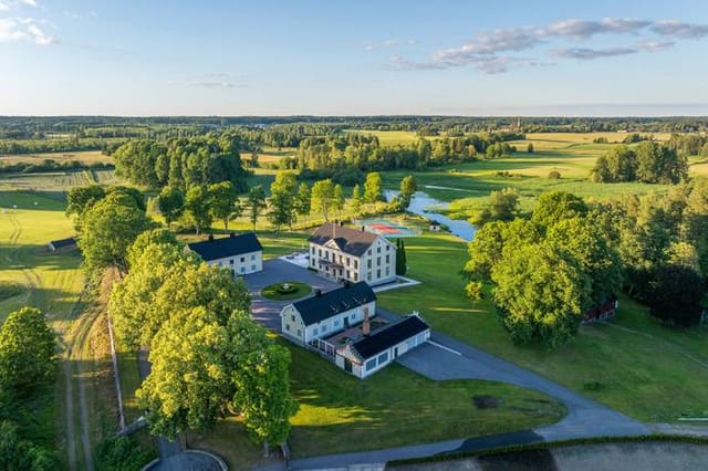 Front view of Borggårds Manor