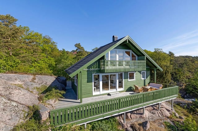 Leisure property situated high and free-standing