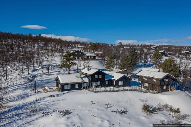 Welcome to Skåbu and Sikkilsgrenda 33! A very appealing and comprehensive cabin complex with an idyllic location in a well-established cabin area.