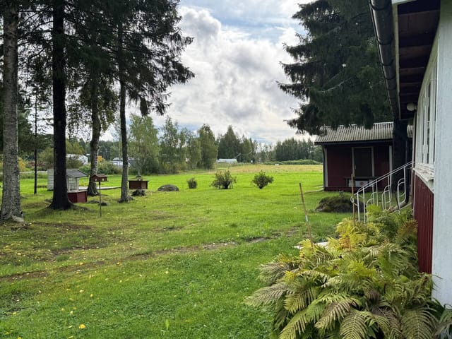 Main view of the cottage and lot