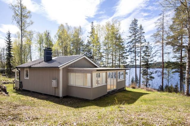 Exterior view of the holiday home with lake in the background