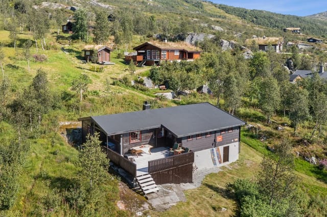 Welcome to Vestre Maursetlia 97. Presented by Svein Olav Holdhus. Eiendomsmegler Norge.