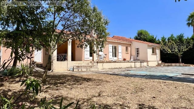 Front view of the villa in Ceret