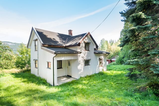 Welcome to "Våten Søndre" – a property with shoreline to Randsfjorden and great potential.