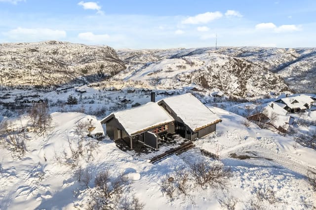 Welcome to Ørnefjellvegen 32 - beautiful location at the top of the field on a sunny and secluded plot