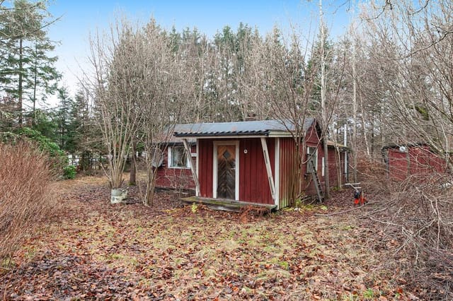 Front view of the cottage and lot
