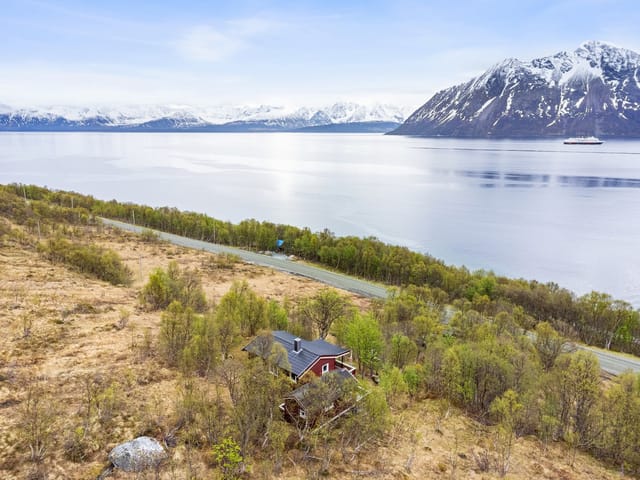 Welcome to Grøtnesveien, cozy cabin on scenic Reinøya, presented by Trude at Eiendomsmegler 1