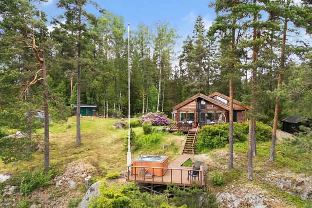 Landskaugveien 341 - Access to three plots, beautiful cabin, annex, outbuildings, henhouse, etc.