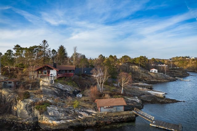 Welcome to Holmavegen 30 - a rare leisure property with its own shoreline and boathouse.