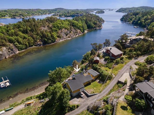 Rare large cabin along the water in idyllic surroundings.